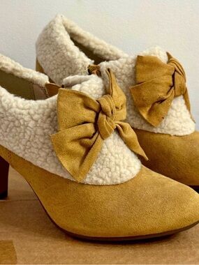 Women’s Mustard Yellow Suede & Cream Heeled Booties w/ Bow Accent NEW Size 7